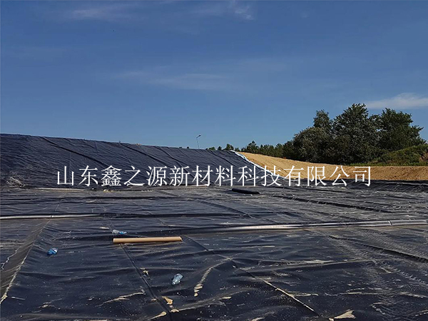 養(yǎng)殖新紀(jì)元：防滲膜覆土的綠色妙用，繪就生態(tài)養(yǎng)殖新畫卷